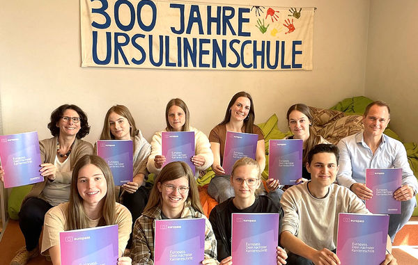 Von links hinten: Frau Anders, Milena Werner, Mia Dubielzig, Johanna Reinke, Sophia Lehmann, Herr Meyer Von links vorne: Maureen Groß, Lilly Schwarz, Goda Sabockis, Joel Heil-Escobar